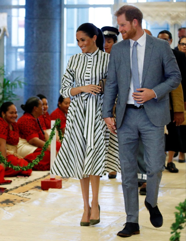 Martin Grant - MEGHAN, THE DUCHESS OF SUSSEX AND PRINCE HARRY IN TONGA, MEGHAN IS WEARING MARTIN GRANT STRIPES SHIRT DRESS FROM SPRING SUMMER 2019 COLLECTION. 